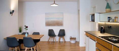 Réfrigérateur, micro-ondes, plaque de cuisson, lave-vaisselle