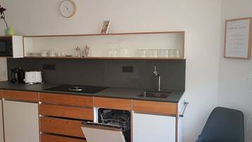 Frigorifero, microonde, piano cottura, lavastoviglie