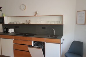 Fridge, microwave, stovetop, dishwasher