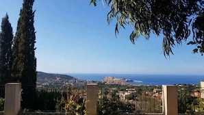 A view of a coastal landscape with a clear sky, a distant hill, and a body of water. - Maison de Charme Avec vue Imprenable à 5 Minutes de L'ile Rousse (Monticello)