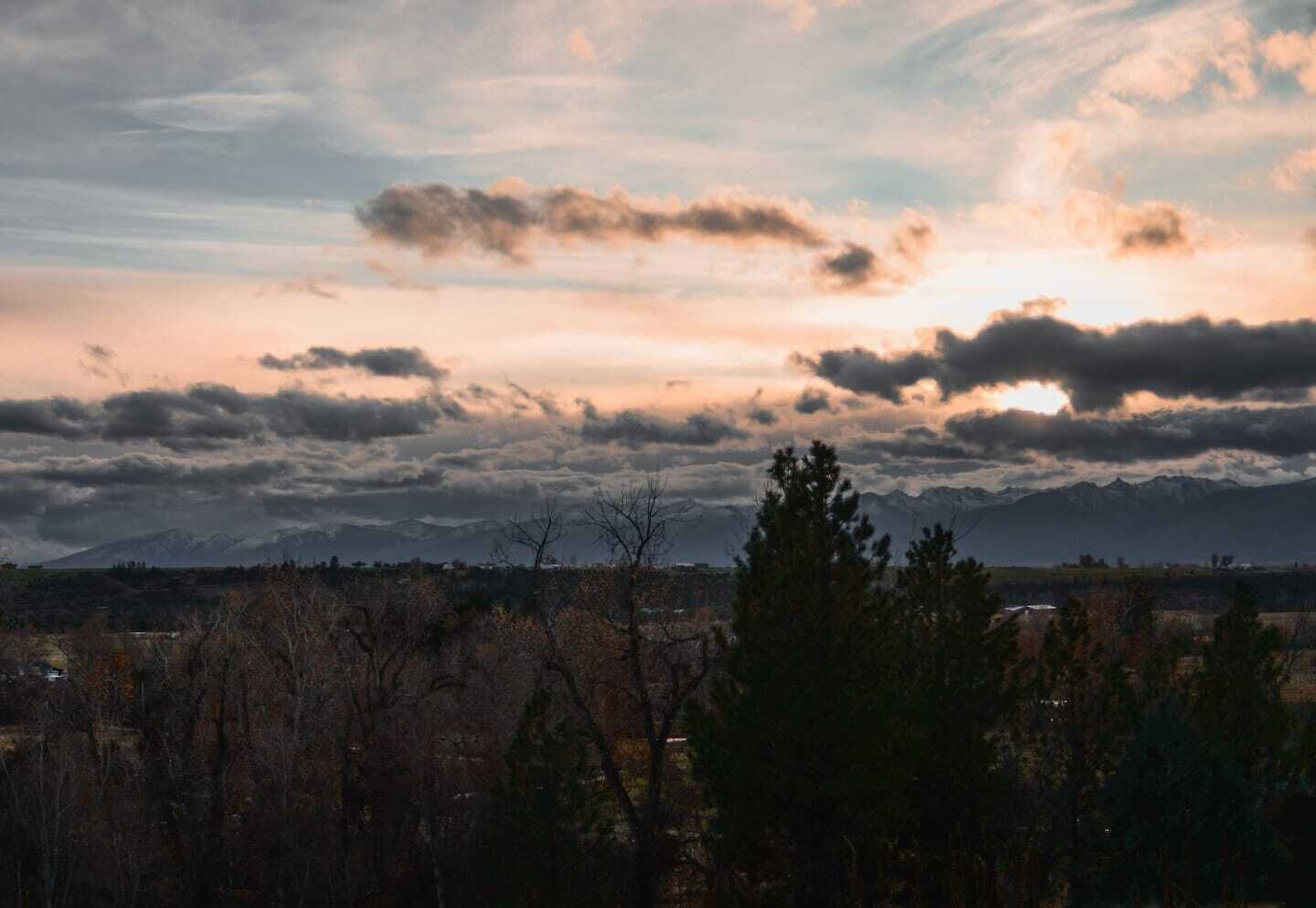 Un paysage montagneux au coucher du soleil.