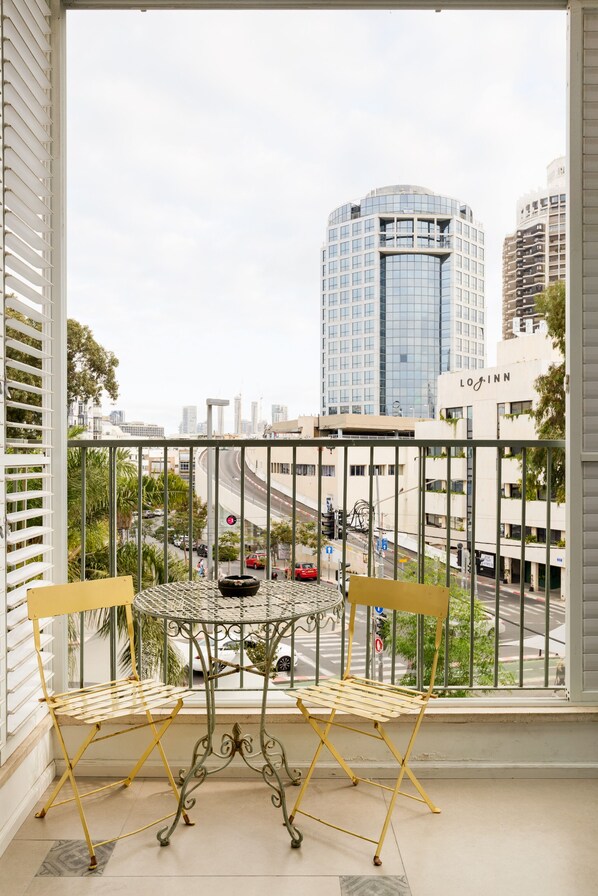 Apartamento, 3 quartos, 2 banheiros | Terraço/pátio