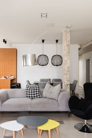 Leilighet, 3 soverom, 2 bad | Oppholdsområde | En 62-tommers LCD-TV med digitale kanaler