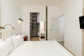 Apartamento, 3 quartos, 2 banheiros | Individualmente mobiliados, escrivaninha