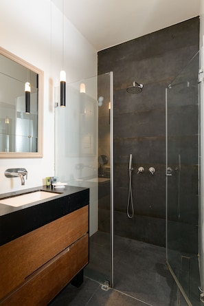 Apartment, 3 Bedrooms, 2 Bathrooms | Bathroom | Hair dryer, towels, soap, shampoo