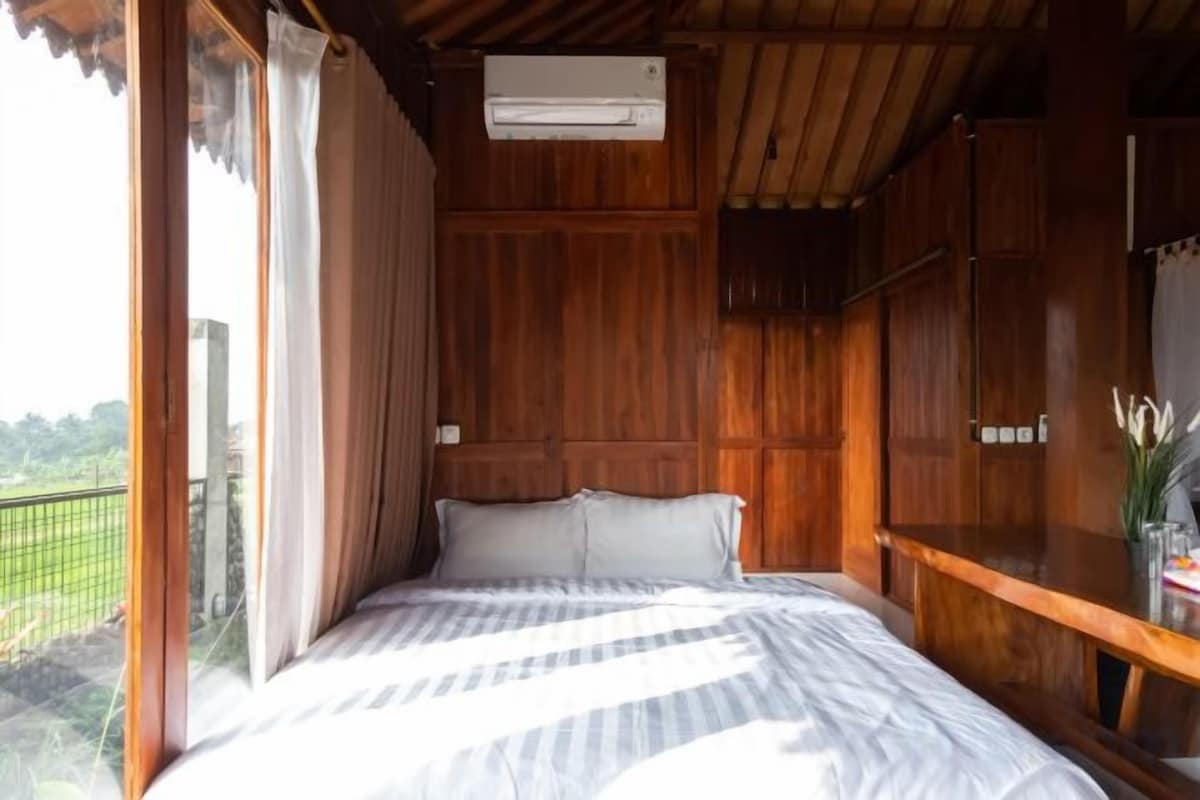 WiFi (free), bed sheets