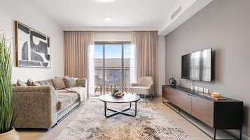 Televisie, boeken en een kantoor