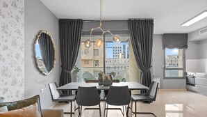 Eine moderne Küche mit Einbauofen und Essbereich mit Tisch und Stühlen.