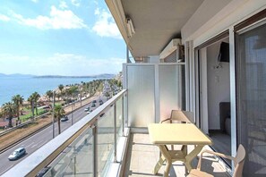 Outdoor dining - Outstanding seaview studio in Athenian Riviera (Paleo Faliro)