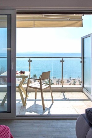 Interior - Outstanding seaview studio in Athenian Riviera (Paleo Faliro)