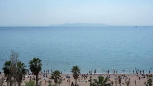 Une plage avec des palmiers et des gens.