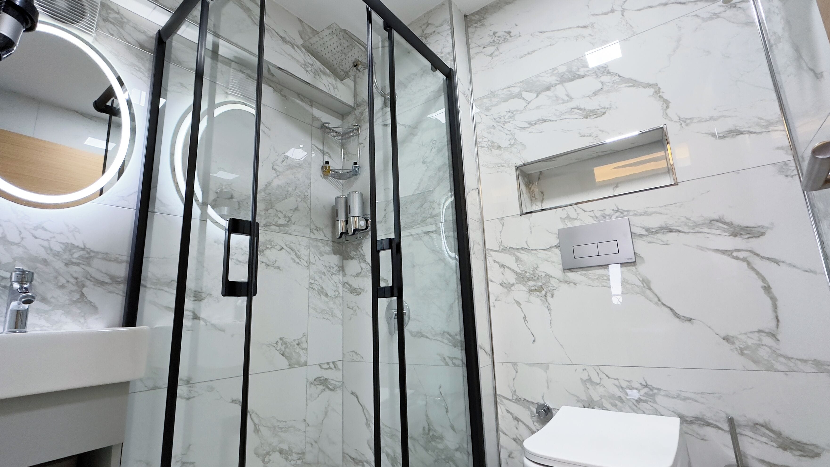 Chambre Simple Économique, vue ville | Salle de bain | Douche, douche à « effet pluie », articles de toilette de luxe