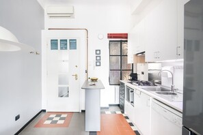 Fridge, oven, stovetop, dishwasher