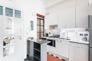 Fridge, oven, stovetop, dishwasher