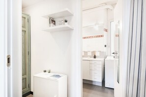 吹风机、坐浴桶、毛巾