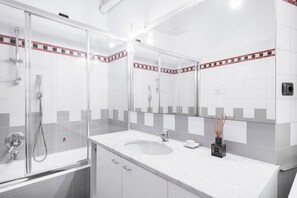Produtos de toalete grátis, secador de cabelo, bidê, toalhas de banho