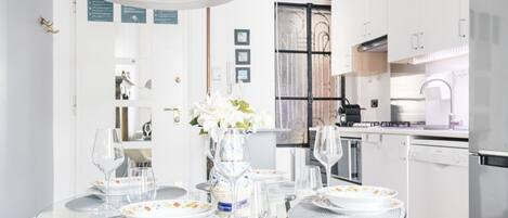 Fridge, oven, stovetop, dishwasher