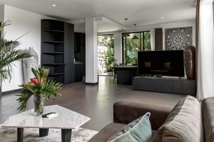 Grand-villa - 3 soveværelser - ikke-ryger - udsigt til pool | Opholdsområde | 65-tommers smart-tv med digitale kanaler, Netflix, streamingtjenester