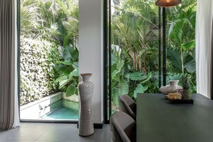 Grand-Villa, 3 Schlafzimmer, Nichtraucher, Poolblick | Blick auf den Garten