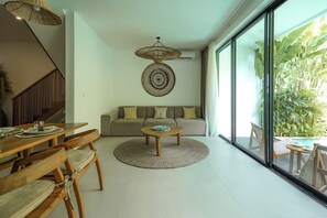 Vila luxo, varanda, vista para a piscina | Área de estar | Smart TV, Netflix, serviços de streaming, escritórios