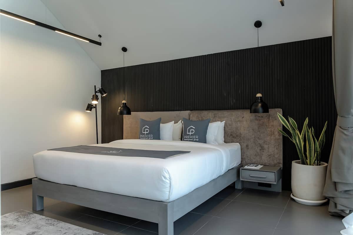 2 bedrooms, premium bedding, memory foam beds, in-room safe