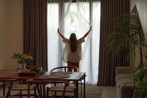 วิลล่าสำหรับครอบครัว, 2 ห้องนอน, วิวสระว่ายน้ำ | เครื่องนอนระดับพรีเมียม, เตียงเมมโมรีโฟม, ตู้นิรภัยในห้องพัก
