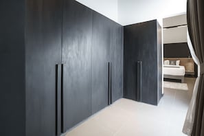 Deluxe Villa, 3 Bedrooms, Non Smoking, Pool View | Wardrobe