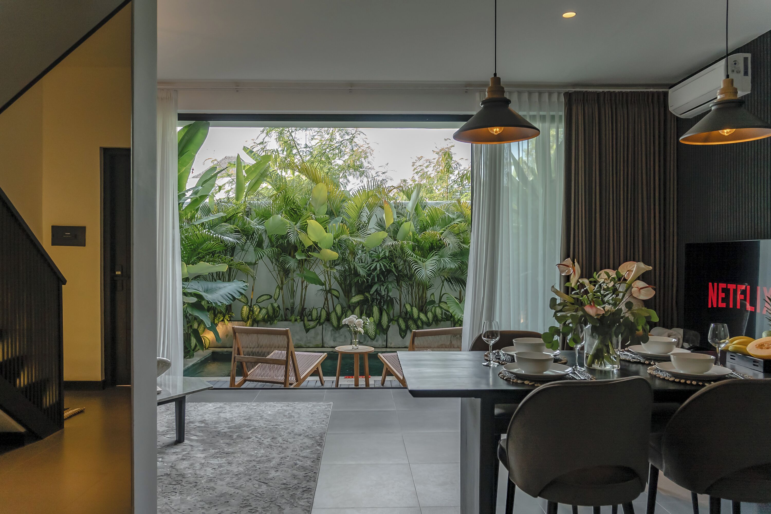 Villa Design, 2 chambres, non-fumeurs, vue piscine | Coin séjour | TV connectée, Netflix, services de streaming, espaces bureaux