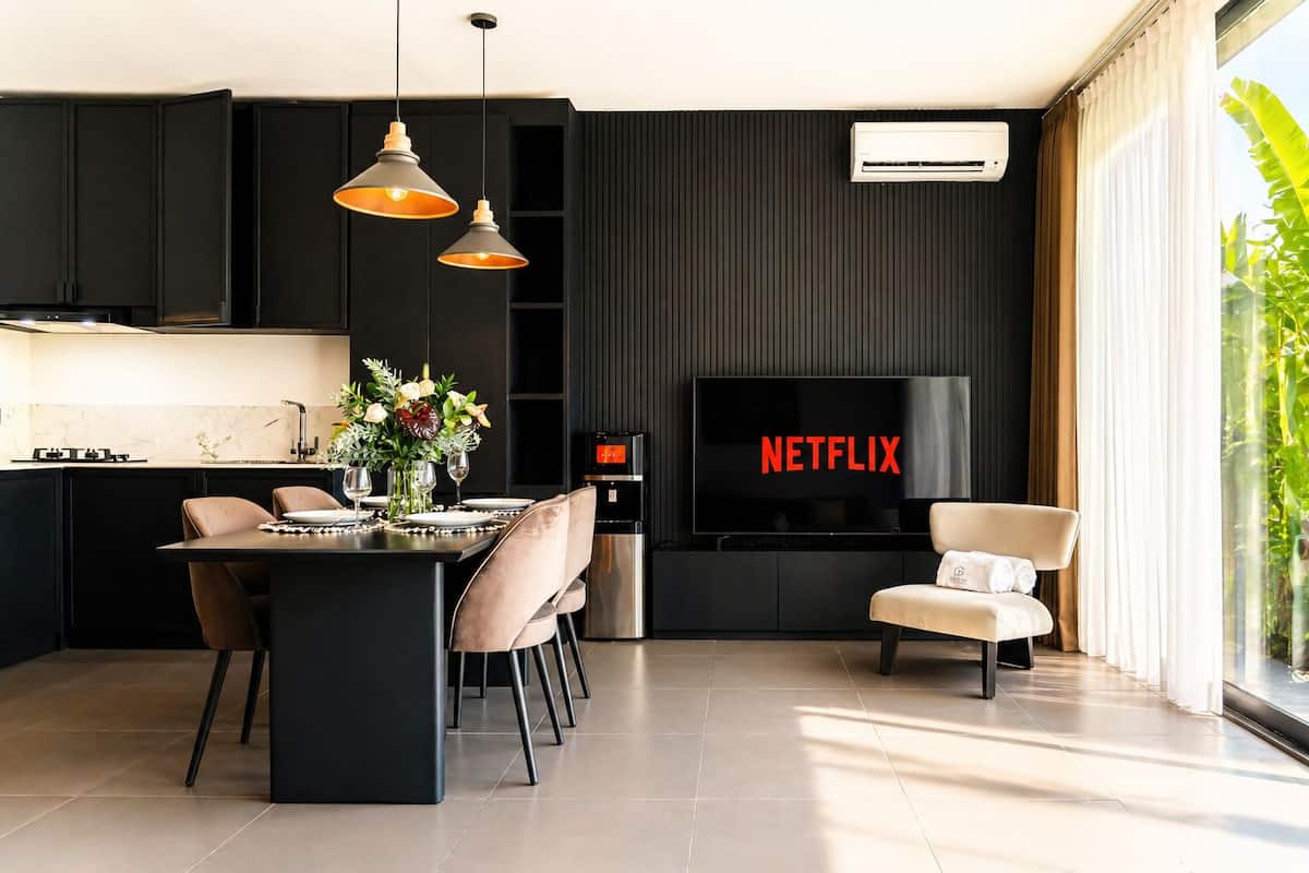 Villa Design, 2 chambres, non-fumeur, vue sur la piscine | Aire de séjour | Téléviseur connecté, Netflix, services de diffusion en continu, bureau