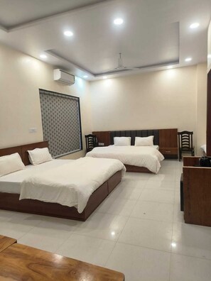 Family Room | Free WiFi, bed sheets - Hotel Kamla Heritage - Shivpuri (Shivpuri)