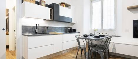 Jääkaappi, mikroaaltouuni, uuni, liesi