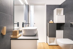 Shower, hair dryer, bidet, towels - Easylife - Bright apartment in City Life (Milano)