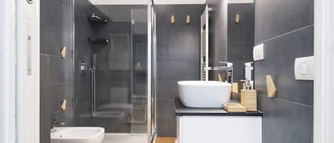 Shower, free toiletries, hair dryer, bidet