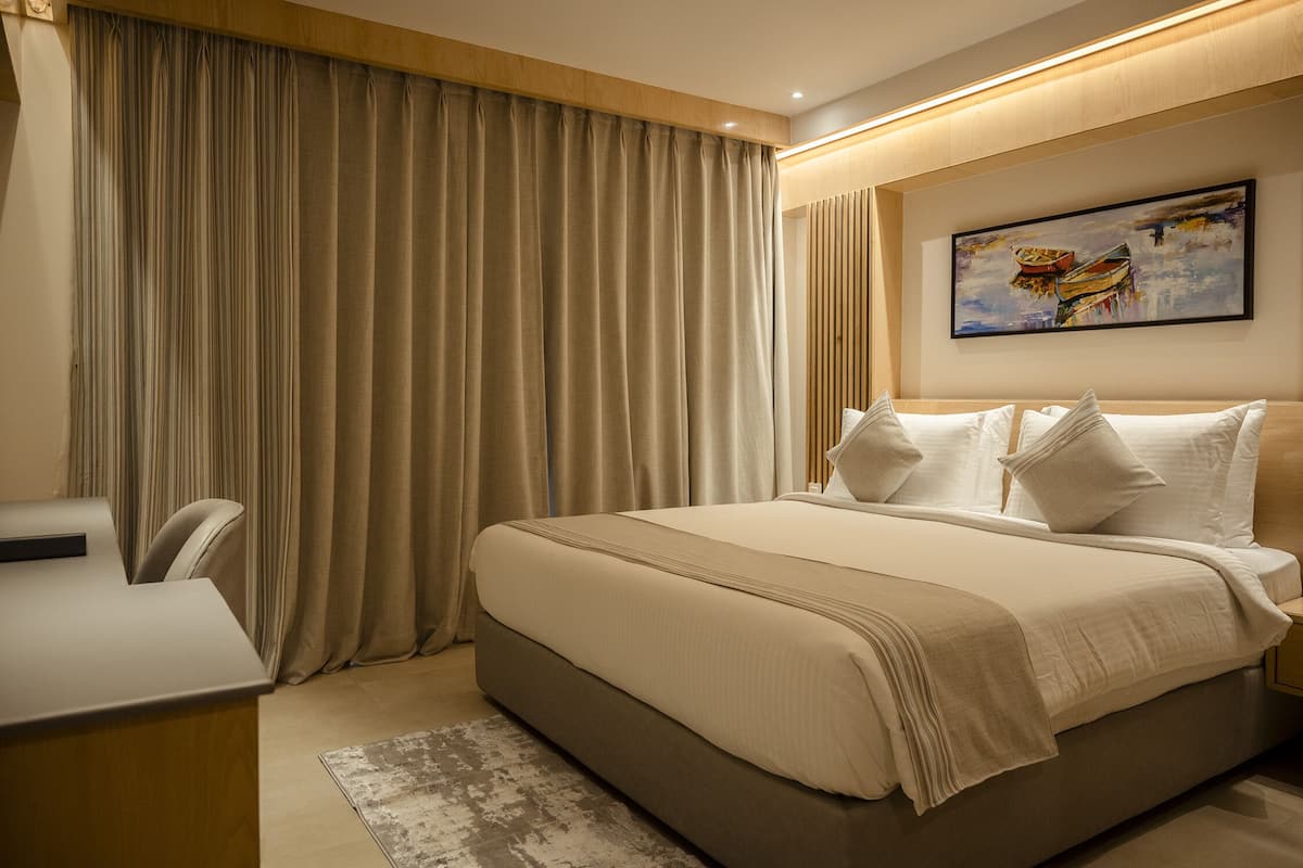 Kamar Deluks | Seprai premium, bantalan ekstra lembut, dan meja kerja