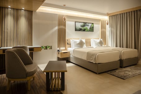 Ropa de cama de alta calidad, colchones con pillow-top y escritorio . HOTEL LAKE VIEW