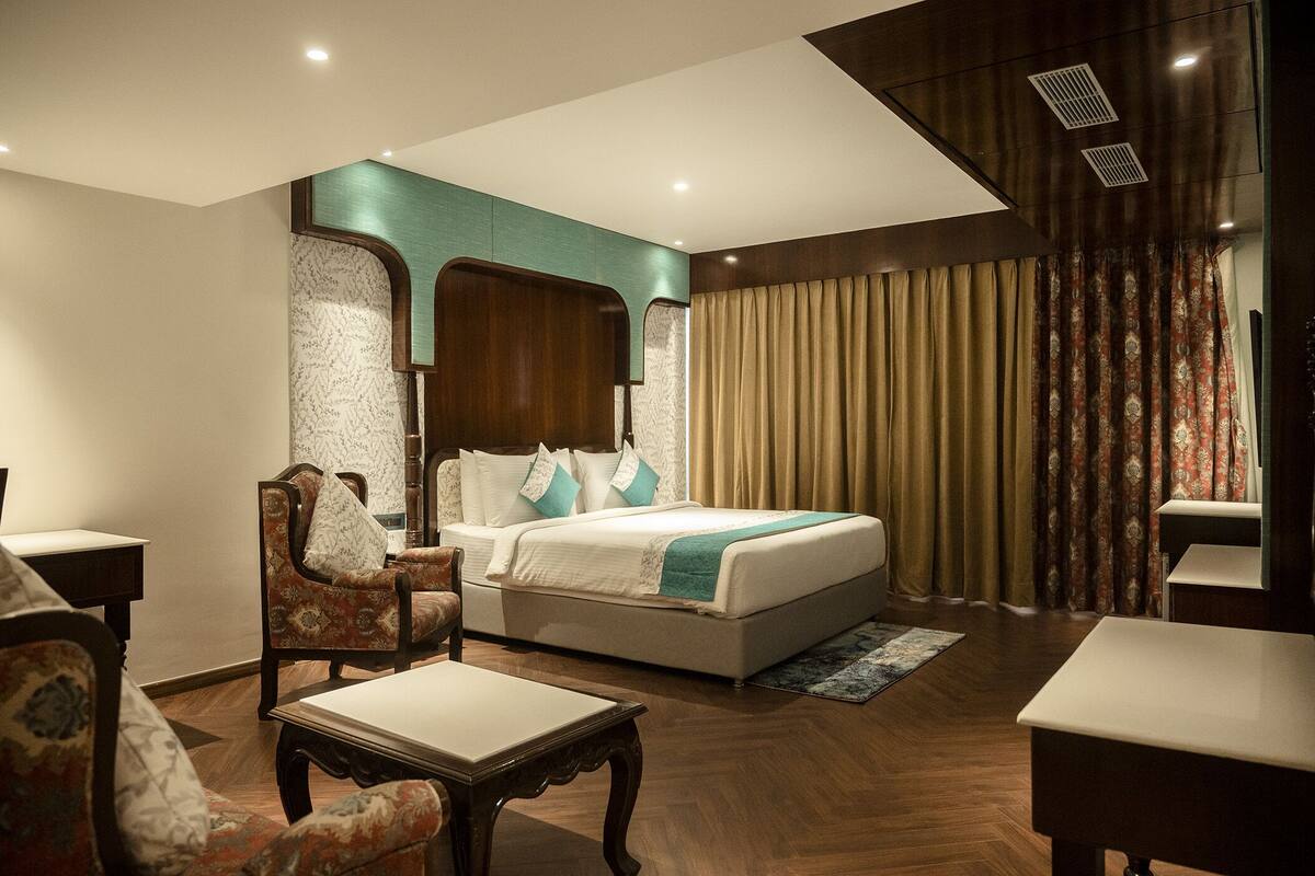 Kamar Premium | Seprai premium, bantalan ekstra lembut, dan meja kerja
