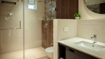 Quarto executivo, 2 camas de solteiro, para não fumantes, vista para a cidade | Banheiro | Chuveiro, chuveiro com efeito de chuva, produtos de toalete grátis