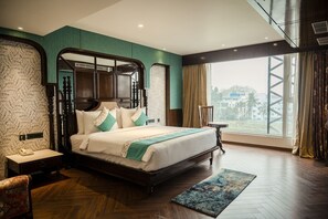 Premium bedding, pillowtop beds, desk, blackout drapes - HOTEL LAKE VIEW (Baharampur)