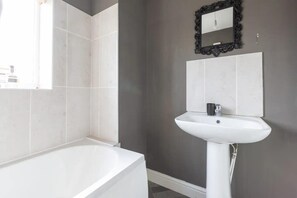 House | Bathroom - Large 5-bed House in Leeds/ Fits 10/free Parking/ (Leeds)