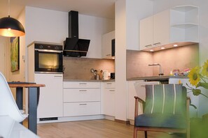 Kjøleskap, mikrobølgeovn, ovn og kokeplater