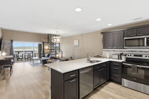 Jääkaappi, mikroaaltouuni, uuni, liesi