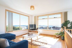 TV - Idyllic Weymouth Retreat with Ocean Views (Weymouth)