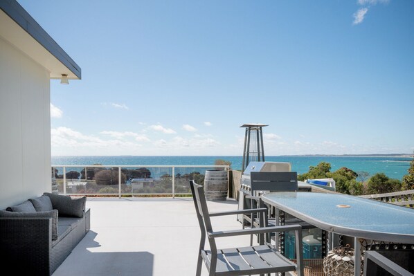 Outdoor dining - Idyllic Weymouth Retreat with Ocean Views (Weymouth)