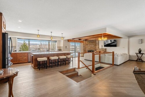 Estate on Bow River 25 Min to  DT YYC 5BR w AC