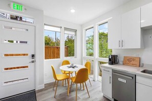 Fridge, microwave, oven, stovetop - Martell's Sunspear Sweet Suite (Seattle)
