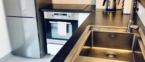 ثلاجة، ميكروويف، فرن، غسالة أطباق