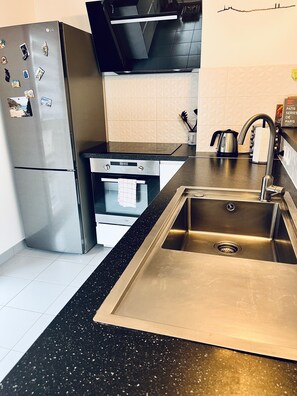 Fridge, microwave, oven, dishwasher - Appart Cosy au Cœur du Village Olympique (L'Île-Saint-Denis)