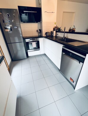 Een koelkast, een microgolfoven, een oven, een vaatwasser