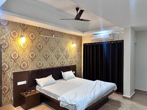 Standard Room | Desk, bed sheets