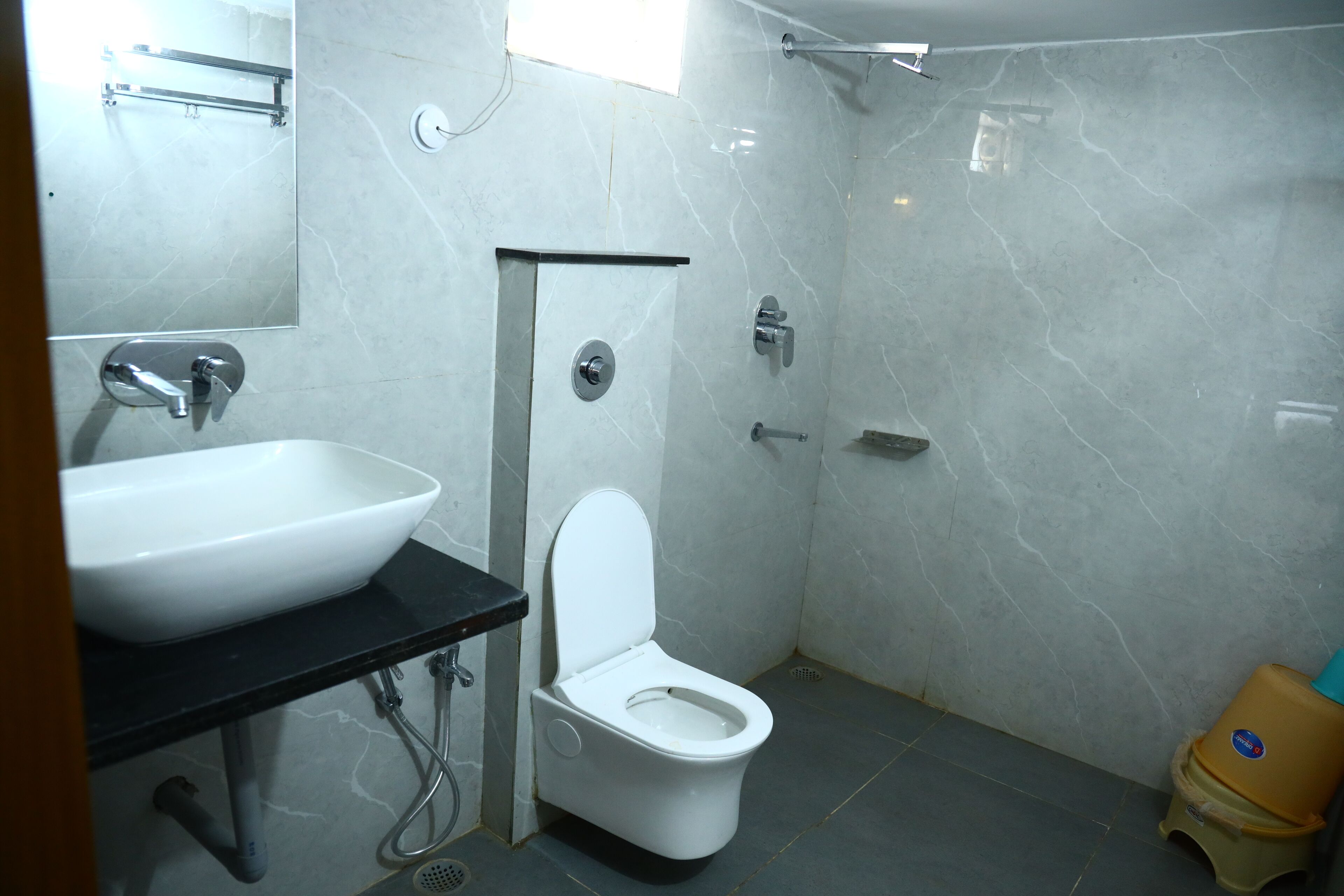 Ein Badezimmer mit Waschbecken, Toilette und Dusche.